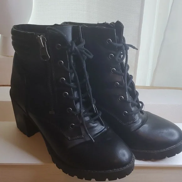 STEVE MADDEN LUG SOLE ANKLE BOOT - Picture 4 of 8